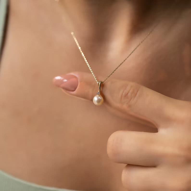 Minimalist Pearl Necklace